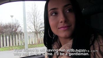 Продолжила делать услуги парню в оральном направлении