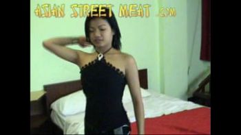 Красотка сладко пососала член на улице у незнакомого парня