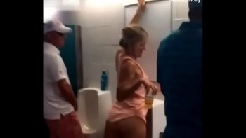 Жена писает в рот видео