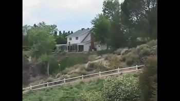 Интересная бабенка просто соскакивает с пениса