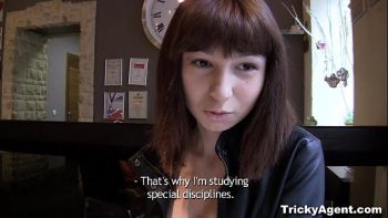 Небольшая пися течет от вибратора и девушка стонет