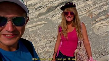 Привлекательная русская девушка трогает свой клитор