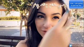 Вставил ей в задик горячий вибратор