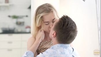 Гордая русская красавица удовлетворяет мужской анальный секс под контролем