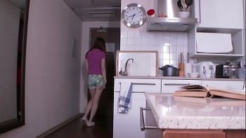 Русская учительница смотрит видеомагнитофон с русской ученицей