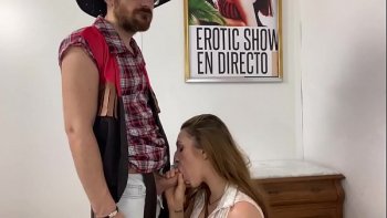 Радуется сексу с партнером