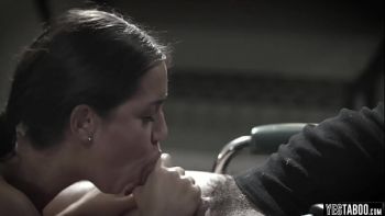 Охочая за мальчиками русская школьница отвешивает минет мужчине на входе