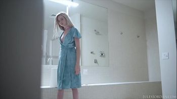 Он с полным правом может натянуть шалаву хоть в ротик