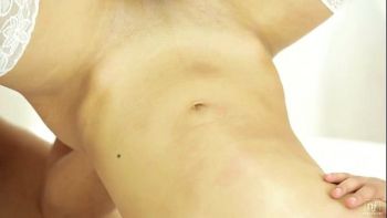 Загорелая Ria rodriguez подставляет пизду для красивого траха