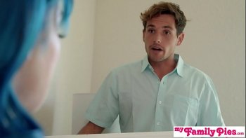 Красивая малышка не родная сестра чуваку