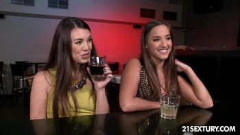 Две девушки зашли в шиномонтаж порно