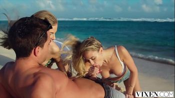 Эндрю привязал девушку ремнями кровати и смачно выебал