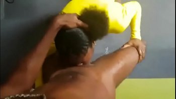 Сосет ее хуй