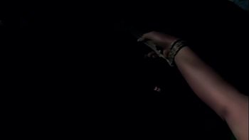 Девушка откровенно встает раком