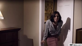 Пока муж отвлечен парень трахает его жену