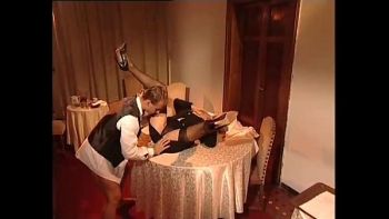 Дама в белье пробует вибратор в гостиной