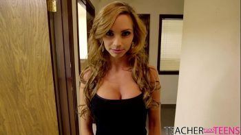 Красивая молодая розовая киска сладко оттрахана