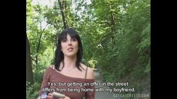 Девушку разводят на секс на улице