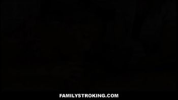 Мама с дочерью лишают сына подростка девственности лижет киску сестры трахает маму раком