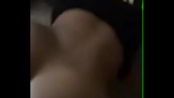 Хахаль укладывает девушку на спину на кровать