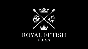 Негритоска на лестнице отимела себя дилдо в мокрую письку и кончила с бурным сквиртом