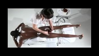 Американец сзади вводит большой член в раскрасневшийся задний проход