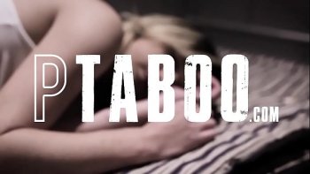 Она ножками обхватила хуй