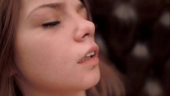 Который жадно обхватывает губами и сладко стонет от удовольствия