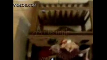 Голодная по сексу брюнетка села перед парнем играет с толстым хером