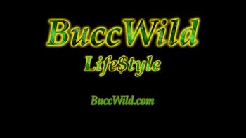 Покачивается в такт движениям его головки