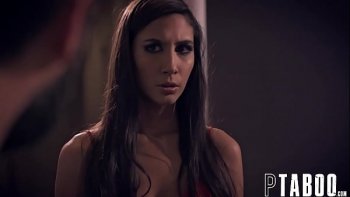 Удивительная чувиха с полным пониманием происходящего ложится на диванчик