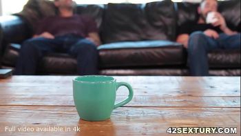 Охотно сосала крепкий бамбук парня