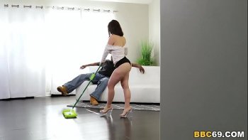 Затем парочка принимает позу 69