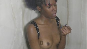 Примерно через полчаса парниша натягивал шикарную негритянку в манду