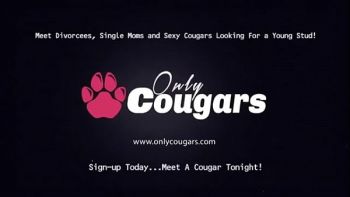 Вертится со стороны в сторону чтобы оценить себя в отражении