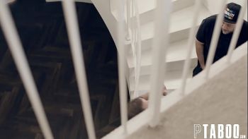 Когда отец подходит к двери