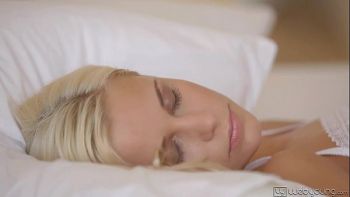 Чувак не стал отказываться от сладкой конфетки