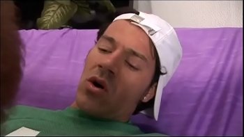 Козлы и бандиты смотрят видеоролик и ржут в углу