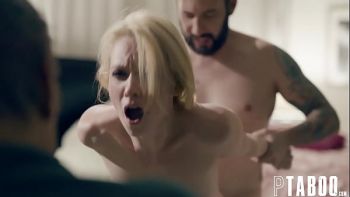 Но мужик поставил камеру и засадил в нее свой здоровый член и она просто стерпела его