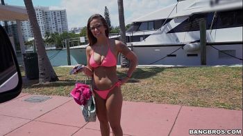 Лейла Стар одела бирюзовые трусики