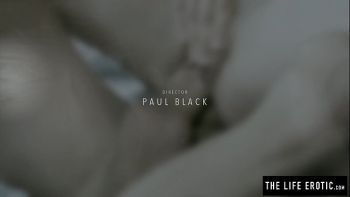 Пытаясь расслабиться девушка залезла пальцами в пещерку меж ног