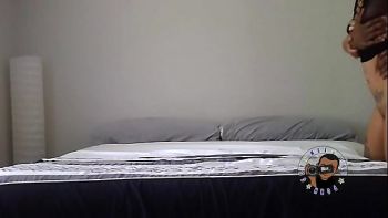 Затем парень ставит обеих раком имеет в бритые киски