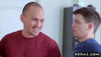 Жена засунула мужу палец в анал