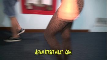 Мужики вдвоем трахают молодую азиатку в обе дырки