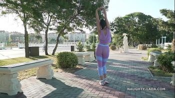 Девушка надела прозрачные лосины