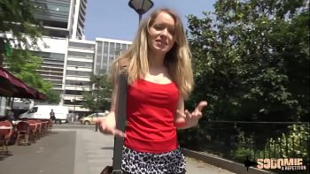 Очаровательная блондинка сочной попкой решила побаловать своего мужчину на их годовщину