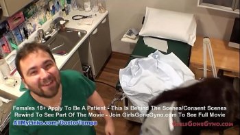 Черными волосами обнаженная на столе