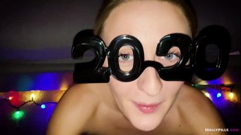 Молодая пара из Торонто кувыркается на кровати после минета