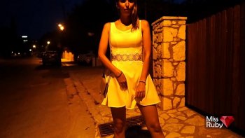 Сует в киску двойной вибратор