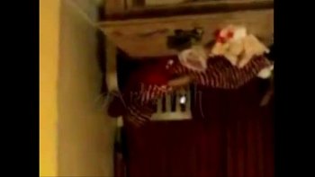 Потом трахается с ним раком перед зеркалом